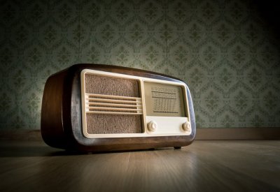 Odbiornik radiowy w stylu retro
