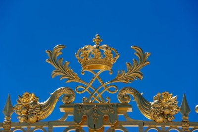 Bogate zdobienia bramy pałacu wersalskiego (fr. château de Versailles)