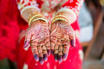 Hinduski tatuaż z henny na dłoniach