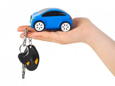 Samochodzik i kluczyki na dłoni