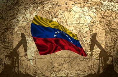Flaga Wenezueli na tle mapy i dolarów amerykańskich