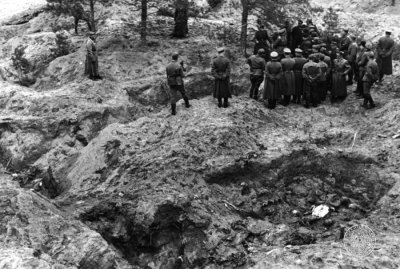 Ekshumacja w Lesie Katyńskim w 1943 r. (Źródło: IPN)