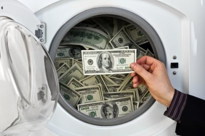 7 osób zatrzymanych za pranie pieniędzy